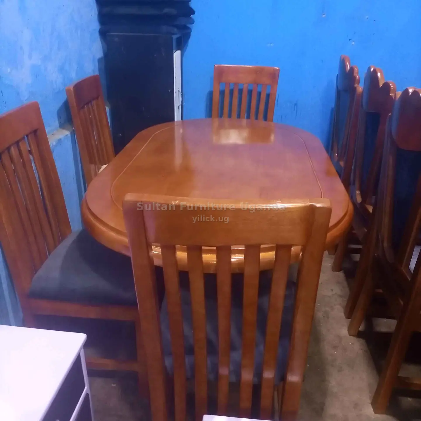 dinning table for sale in Kampala - Yilick