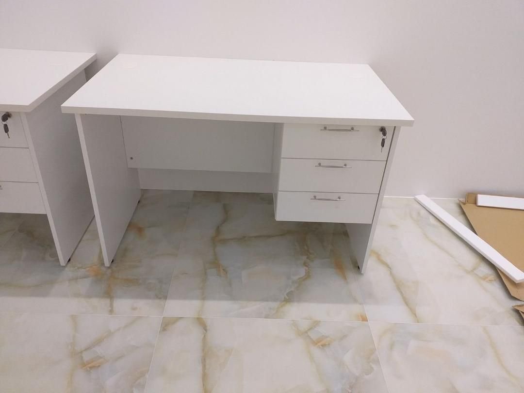 Modern White Office Desk with Drawers for sale in Kampala - Yilick