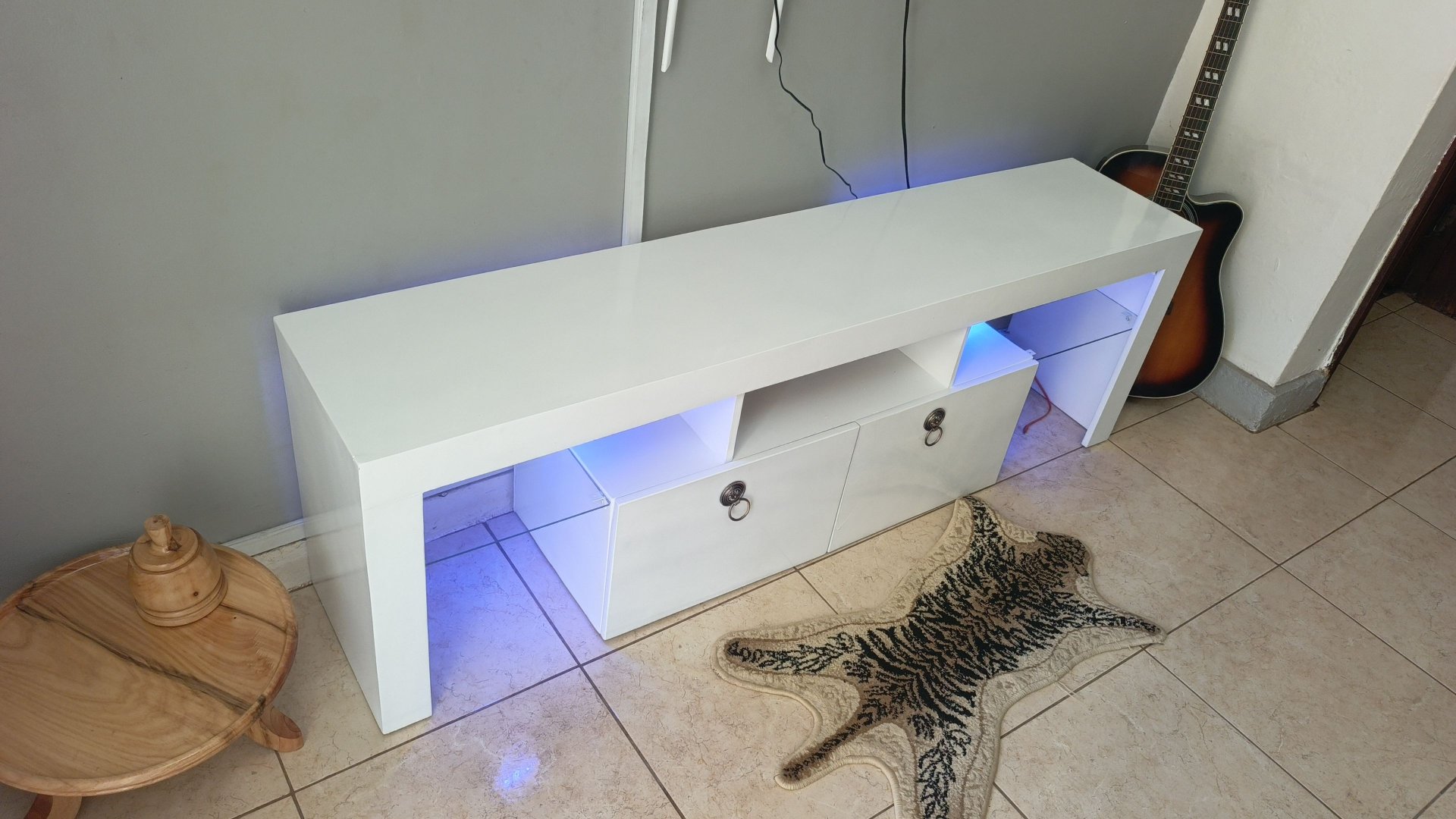 Elegant Modern White TV Stand with Lights for sale in Kampala - Yilick