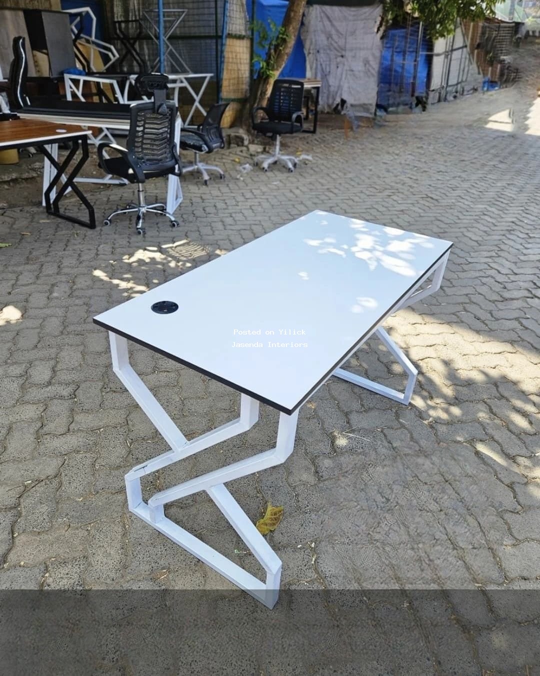 Modern White Office Desk with Stylish Design for sale in Kampala - Yilick