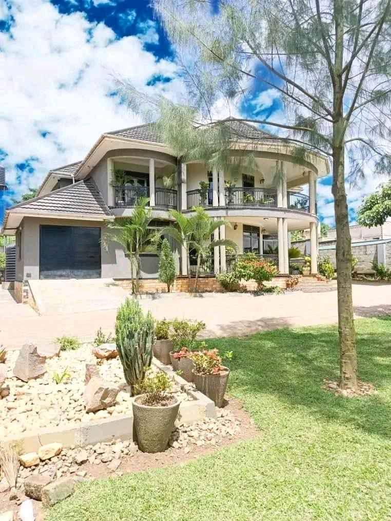 8 BEDROOMS  DOUBLE  STOREYED HOUSE FOR SALE IN KYANJA for sale in Kampala - Yilick