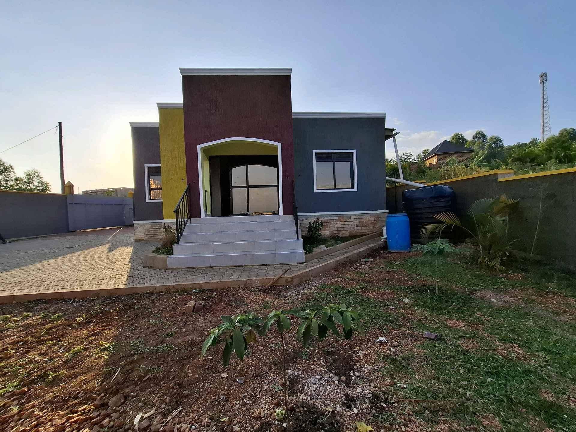 BEAUTIFUL  3 BEDROOMS  BUNGALOW  FOR SALE IN BUKERERE for sale in Mukono - Yilick