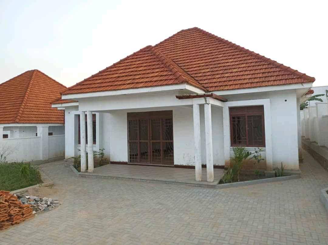 How on quick sale 180m Gayaza Busukuma ready title for sale in Wakiso - Yilick