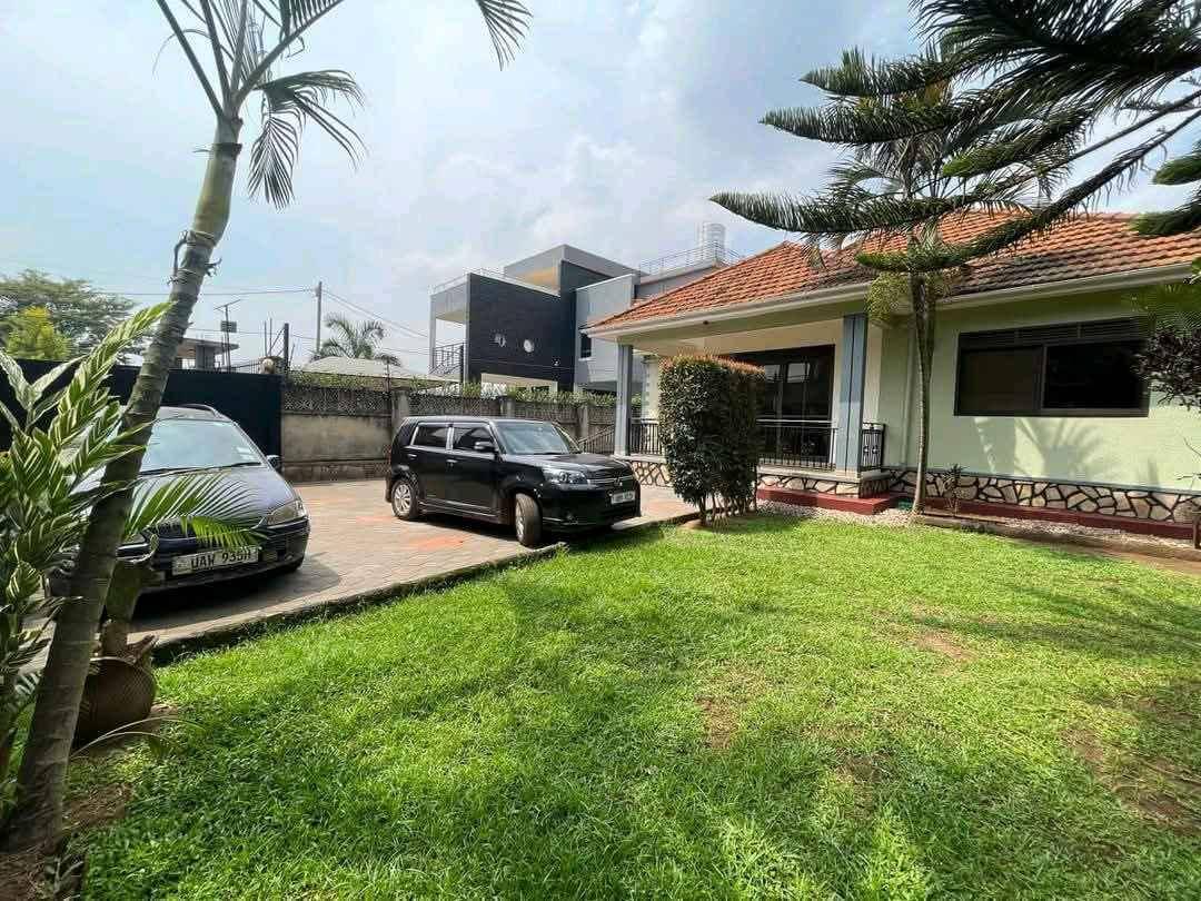 WELL MAINTAINED HOME IN MUNYONYO AT UGX750M. for sale in Kampala - Yilick