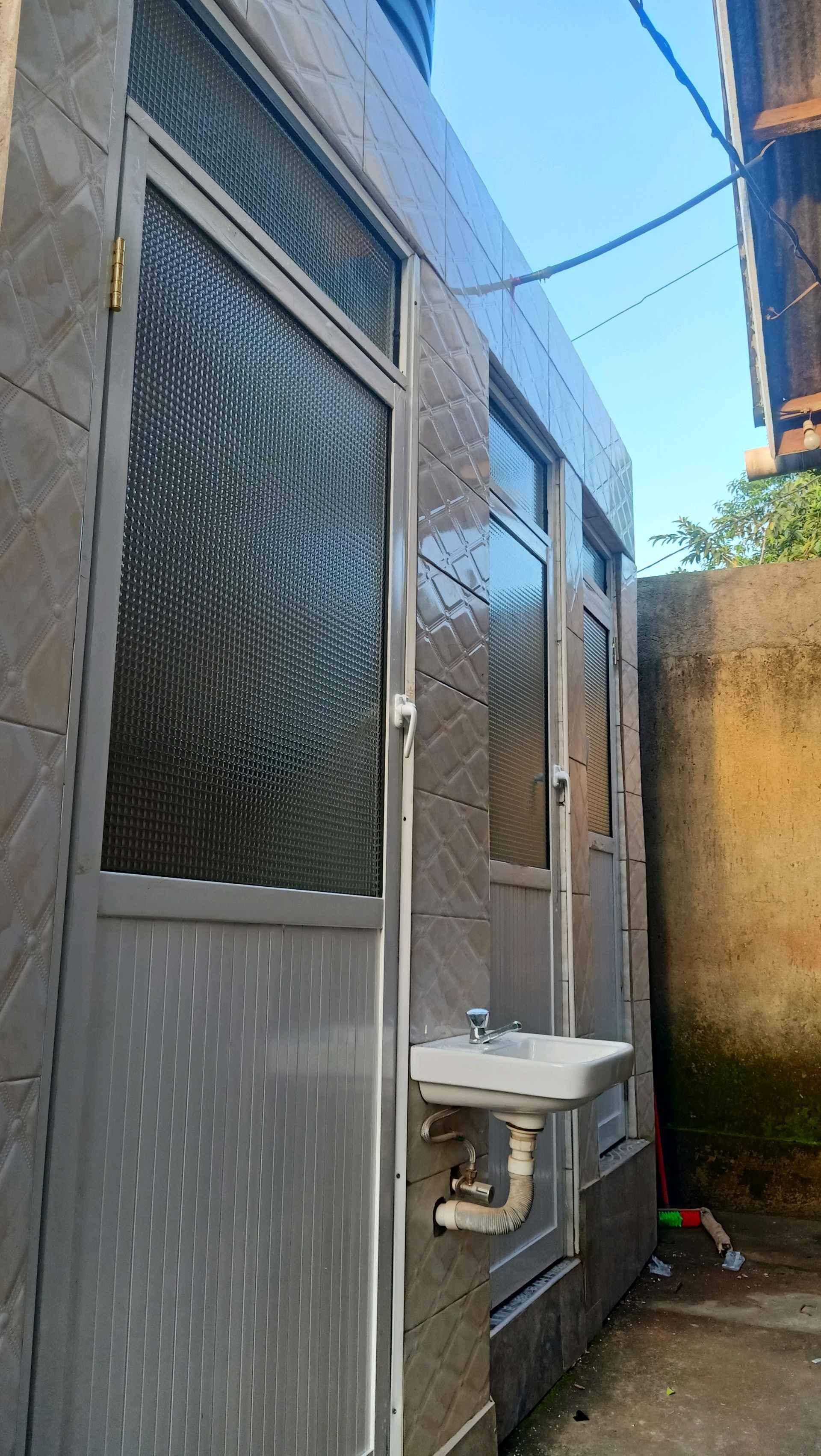 Aluminum bathroom doors for sale in Kampala - Yilick