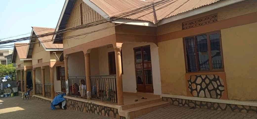 3 (2bedroom ) rentals for sale in bukesa 700million for sale in Kampala - Yilick