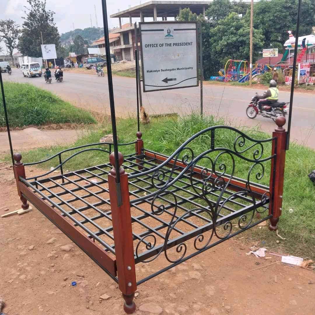 metallic bed with wood for sale in Wakiso - Yilick