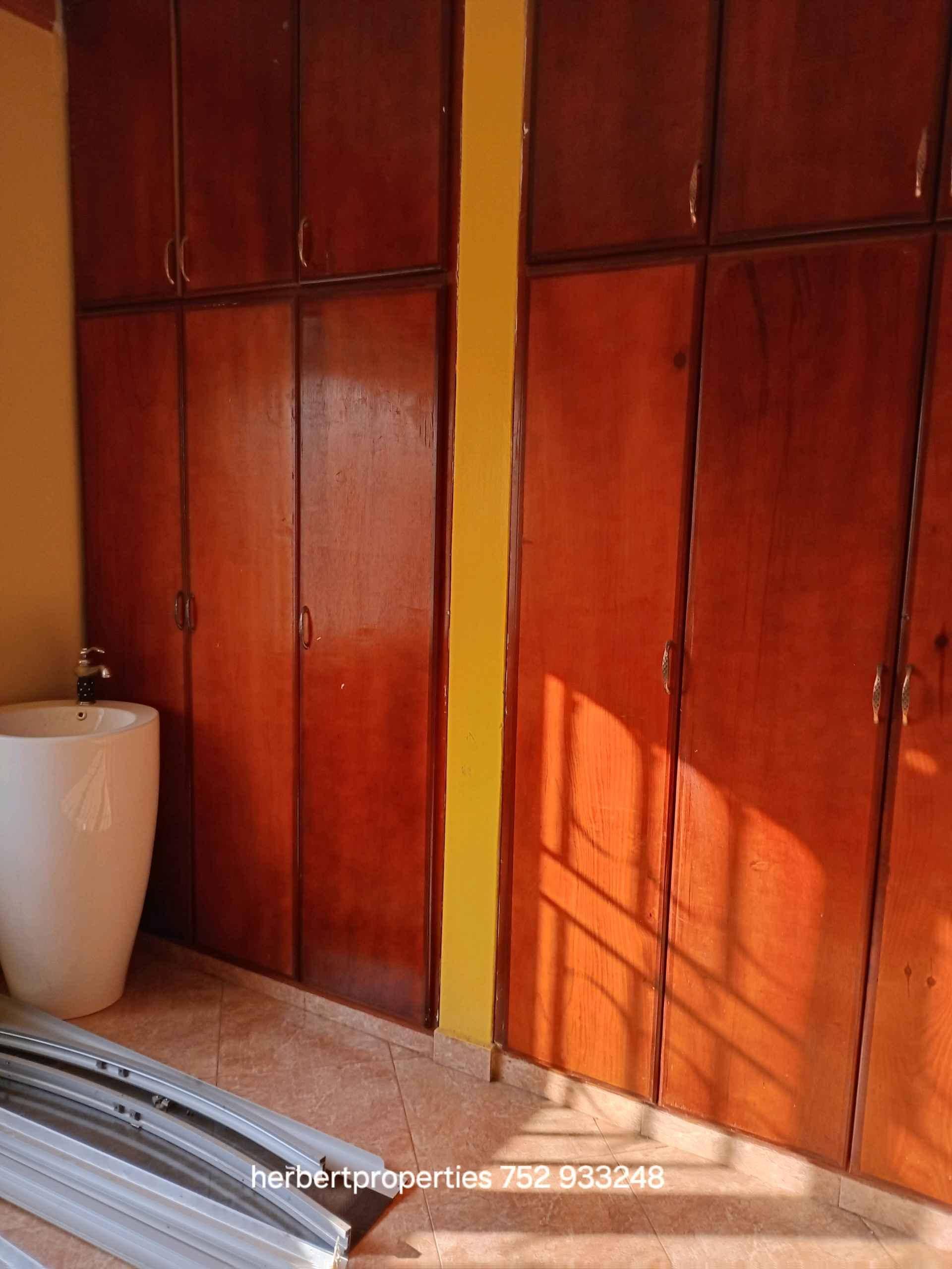 3bedroom bweyogerere town for sale in Kampala - Yilick