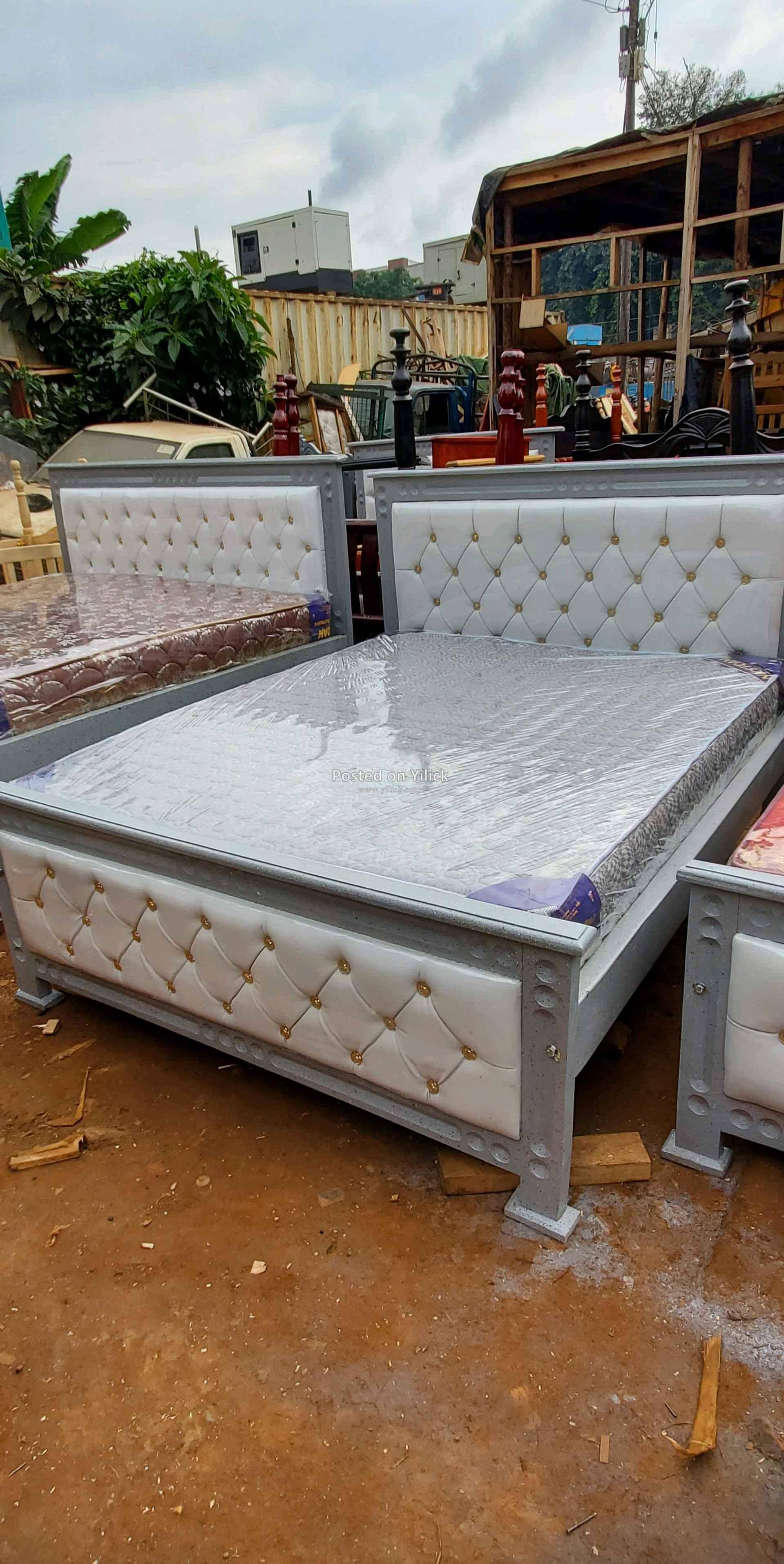 white leather bed 5x6  for sale in Kampala - Yilick