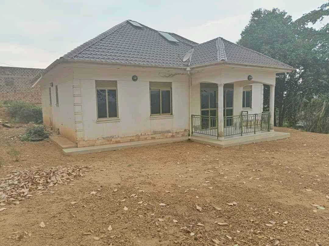 Nice Looking 4 bedroomed Home for Sale Seeta mukono for sale in Mukono - Yilick