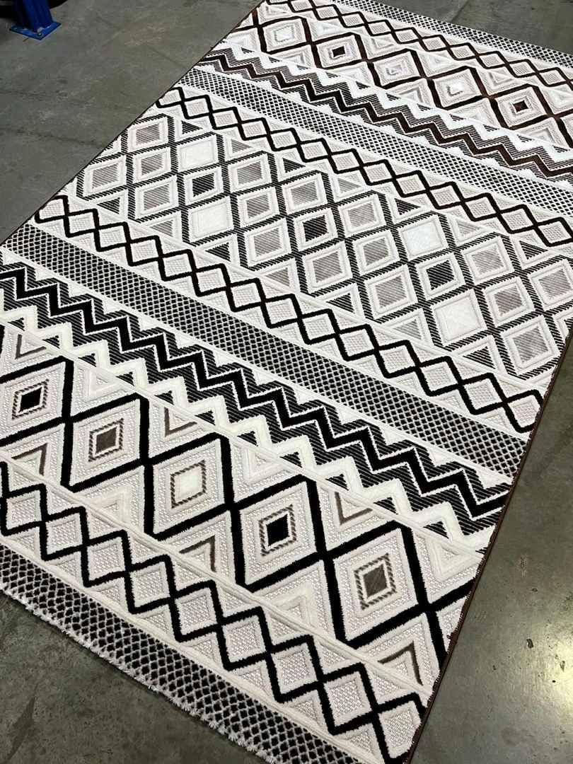 CENTER RUG MEDIUM SIZE CRAFT for sale in Kampala - Yilick