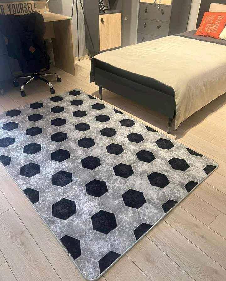 Center Rug Modern Grmm Medium size 380k for sale in Kampala - Yilick